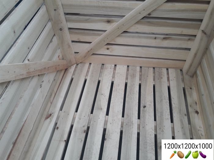 Diamond Box 1200x1200x1000 

Box radjen prvenstveno za povrte sa meBom i tvrdjom teksturom (Krompir, Luk, Sargarepa, Celer). Svi uglovi dasaka sa unutrasnje strane mogu biti oboreni kronerom tako da bi bill obli da se plod ne bi o§tetio (ne ulazi u cenu).Box je dodatno ojaean iznutra sa ukoso daskama koje su vezane za nosece stubove. Daske su debljine 2,2cm Box je dodatno ojaean sa skijama sa sve 4 donje strane kao i sa kockama dimenzija 14x10cm da bi mogao da se gura pa ravnoj povr§ini kao i da izdrii veliki teret.Box ima ulaz sa sve 4 strane za vilju§kar.Ovaj Box ima neverovatnu nosivost od cak 6T Zato smo mu i dali ime 