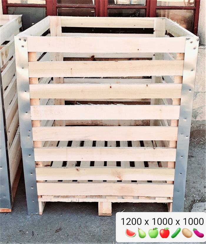 Steel Box 1200x1000x1000 

Radjen prvenstveno za neprehrambenu industriju i transport raznih artikala od raznih tekucina, do guma ,mehanickih delova, sadnica,svega zasta Vam treba lagan a cvrst box.Ojacan celom visinom sa pocinkovanim limom debljine 0,7mm Svi uglovi dasaka sa unutratnje strane mogu biti oboreni kronerom tako da bi bill obli da se ne bi roba ostetila (ne ulazi u cenu). Daske su debljine 2,2cm.Box ima nosivost od 5t. Umesto kockastih stubova stavili smo trouglaste stubove radi bolje cvrstoce i cuvanja robe... Box je radjen na osnovi palete, ima prilaz sa 4 strane.